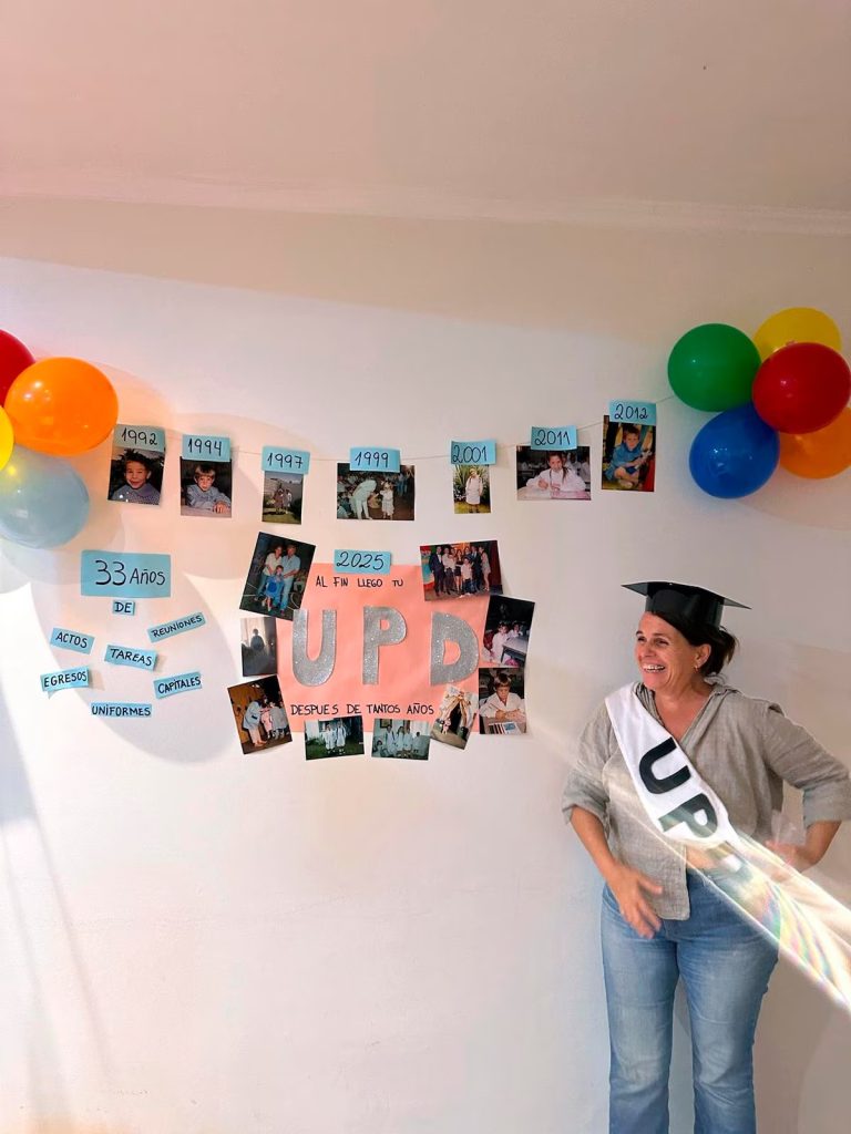 Un homenaje inolvidable para mamá: sus hijos le organizaron el UPD tras 33 años acompañandos a la escuela