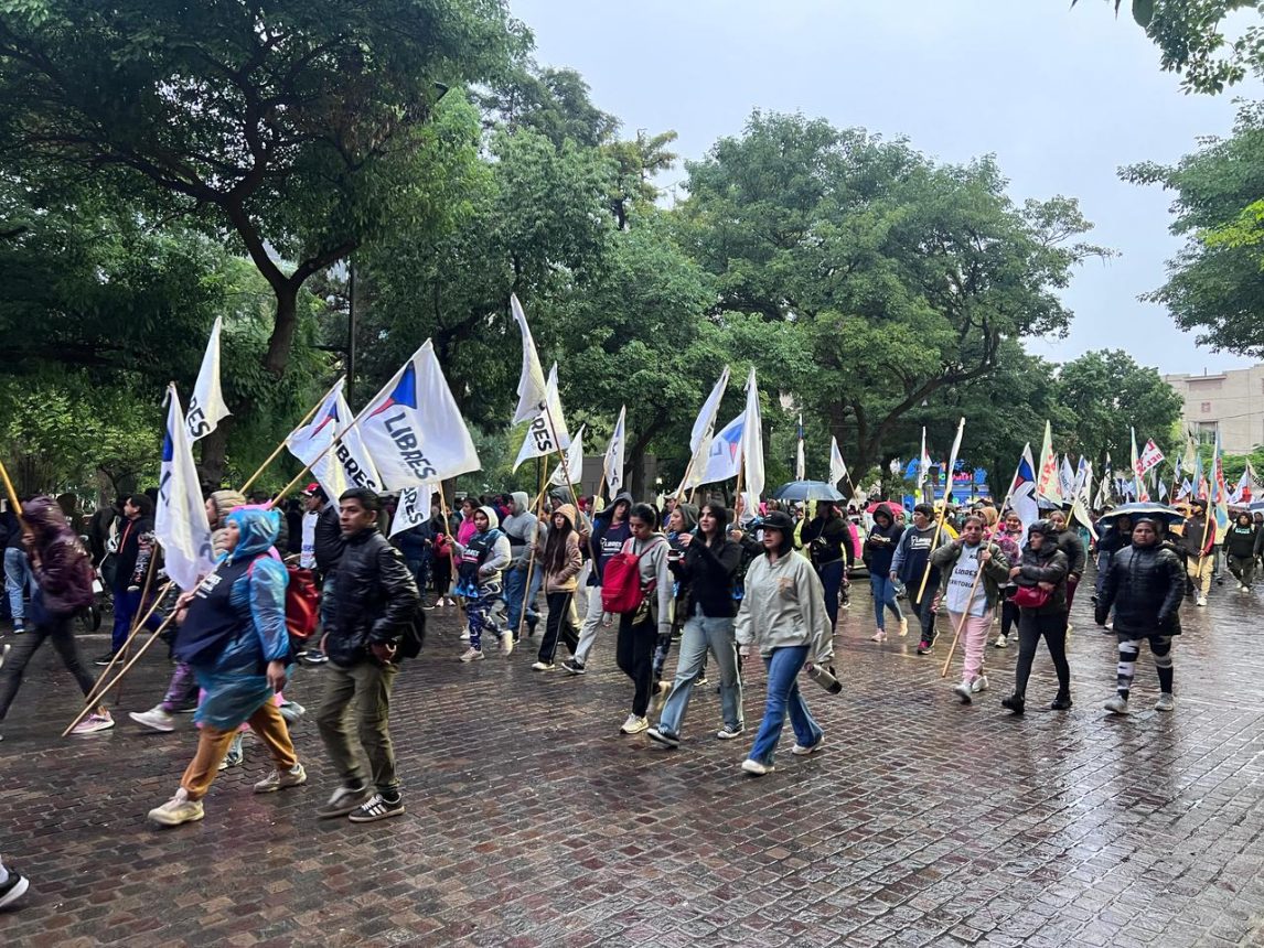 IMÁGENES | A pesar de la lluvia, los santiagueños marcharon pidiendo “Memoria, Verdad y Justicia”