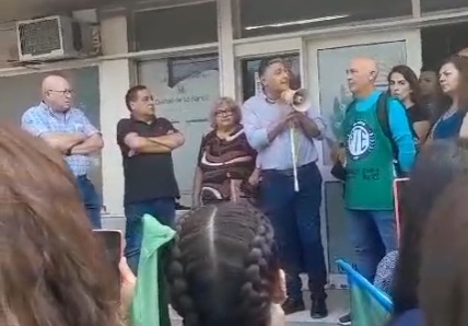 Desde la puerta de la municipalidad, Nediani le habló a los empleados: “Estamos viviendo momentos difíciles”