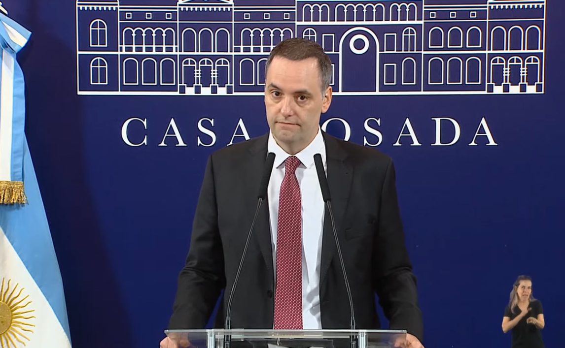 Un periodista descolocó a Adorni al recordarle sus tuits del 2020 sobre el FMI