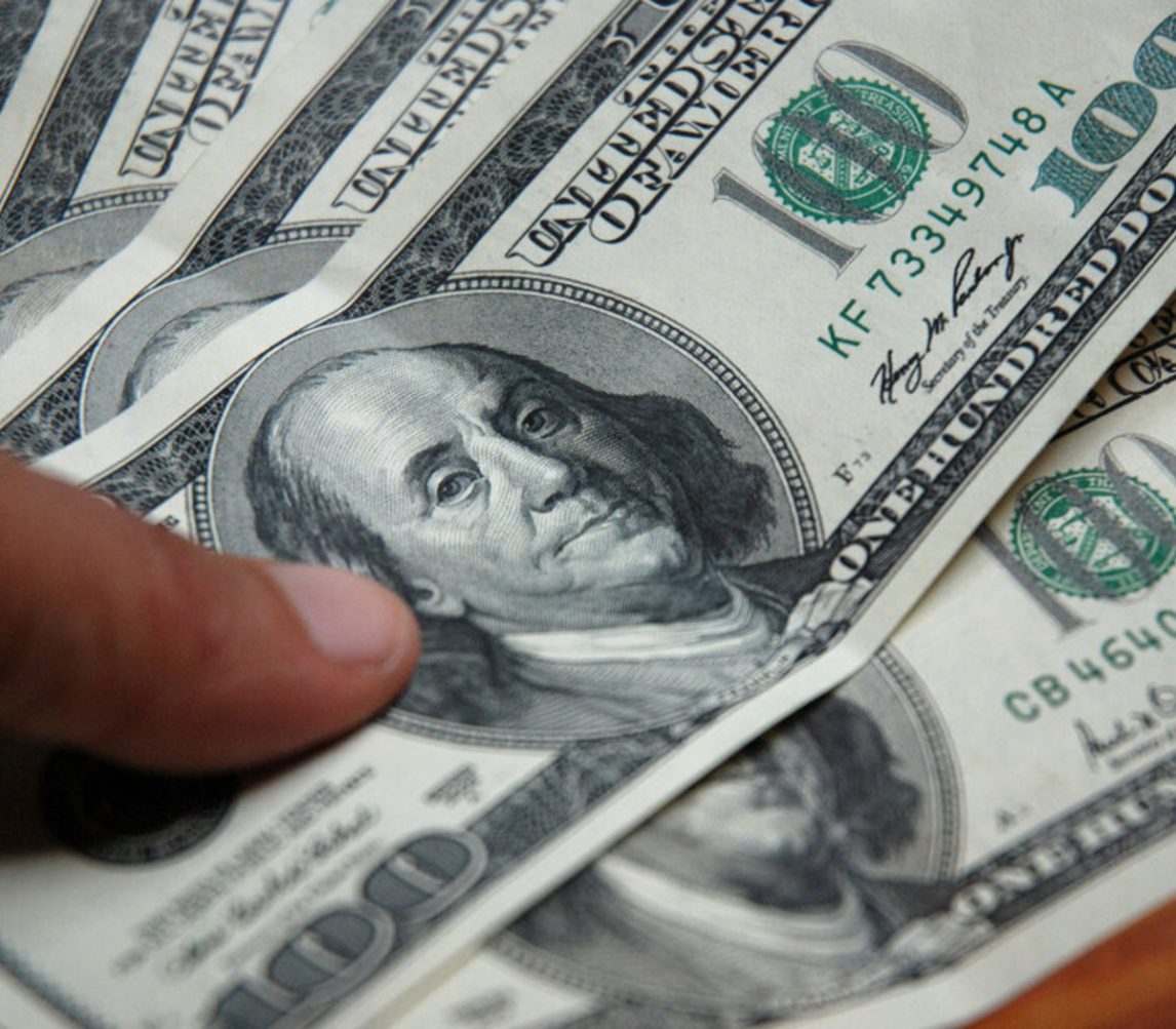 El dólar oficial volvió a subir y cerró en $1.495