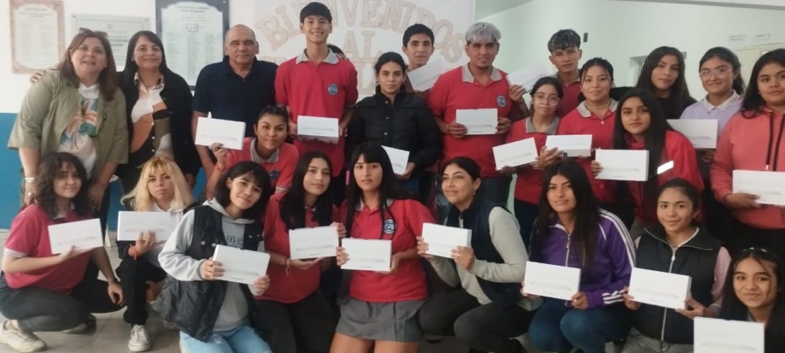 Entregan tablets a estudiantes del Colegio Secundario San Ramón