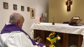 Difunden la primera foto del Papa en el hospital: concelebró misa y estuvo en oración
