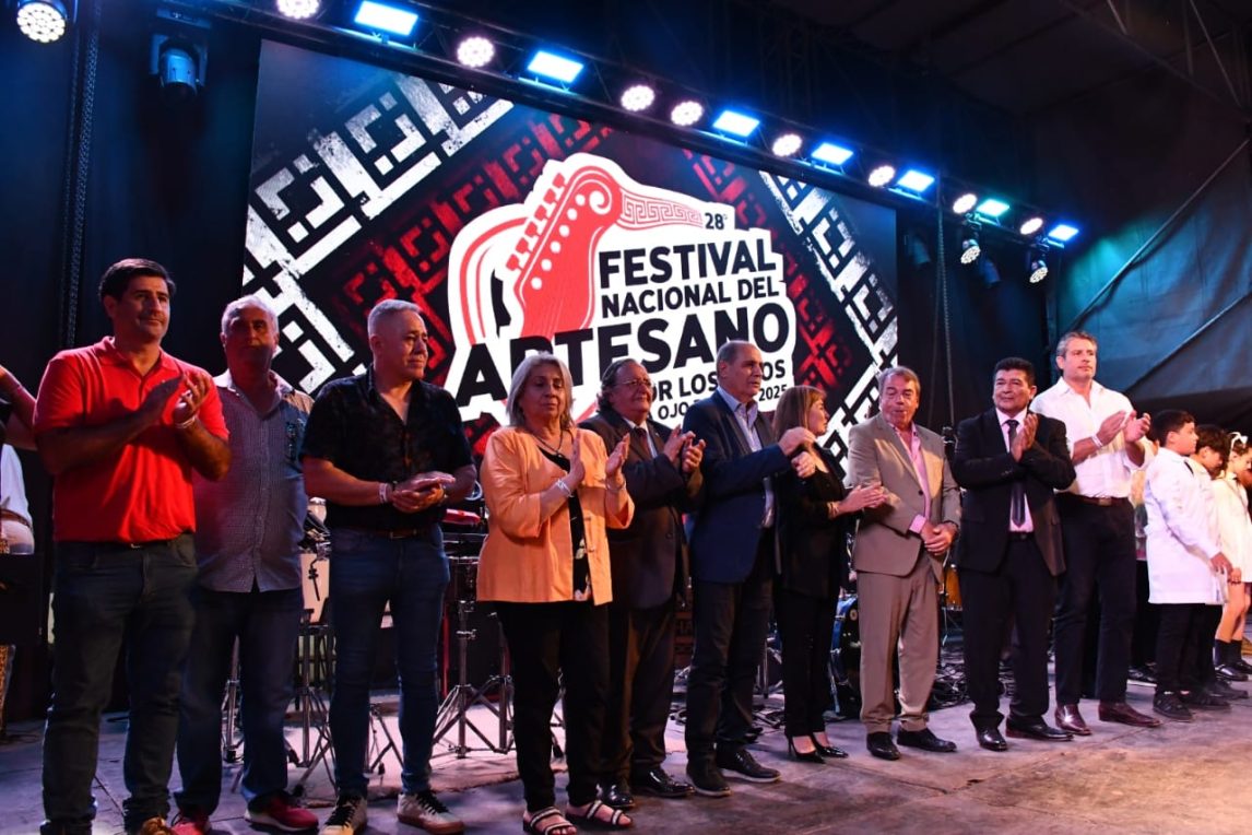 Villa Ojo de Agua vivió una especial primera noche del Festival Nacional del Artesano