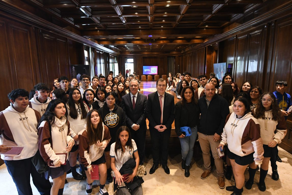 La “promo” 2025 de Sumampa visitó al gobernador Zamora