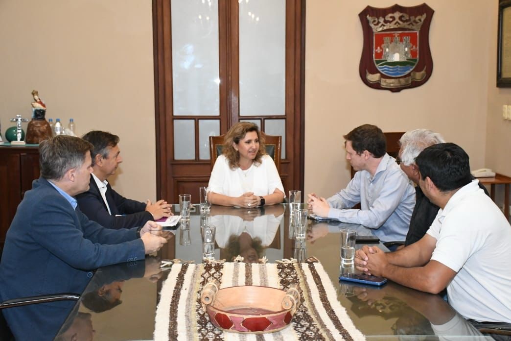 La intendente Fuentes recibió en el salón de acuerdos al director de Sustentabilidad sin Fronteras