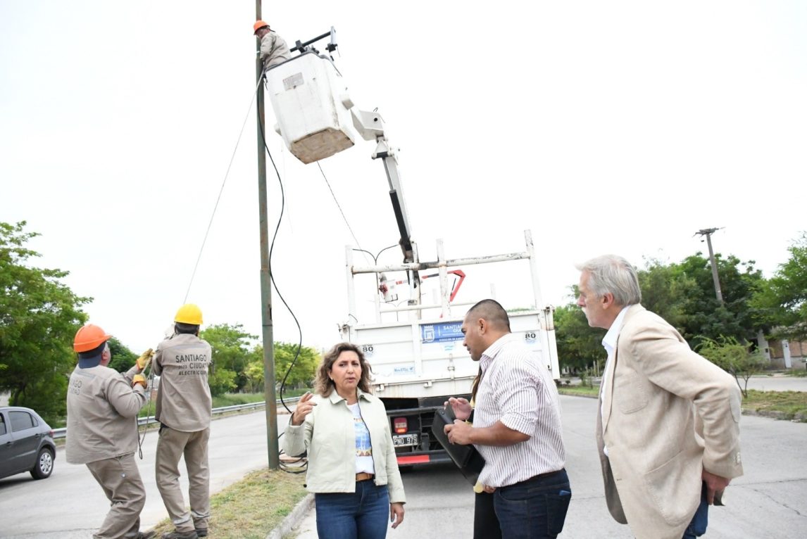 Norma Fuentes supervisó la obra para recuperar el alumbrado público que vandalizaron en un tramo de avenida Lugones