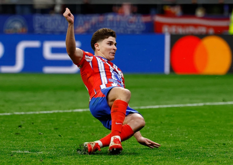 Por el penal de Julián Álvarez ante el Real Madrid en Champions, la IFAB cambió la regla del “doble toque”