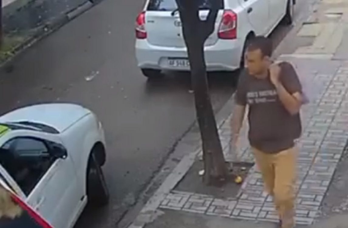 VIDEO | Malviviente arrebató el celular y la cartera a una mujer que estaba por subir a un taxi