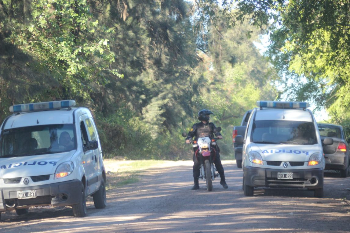 Misterio en Loreto: hallan abandonado un utilitario sin batería, capot ni paragolpes