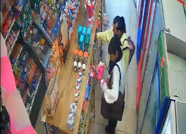 Se aseguraba para Pascua: descubren a una mujer robando 3 huevos Kinder grandes