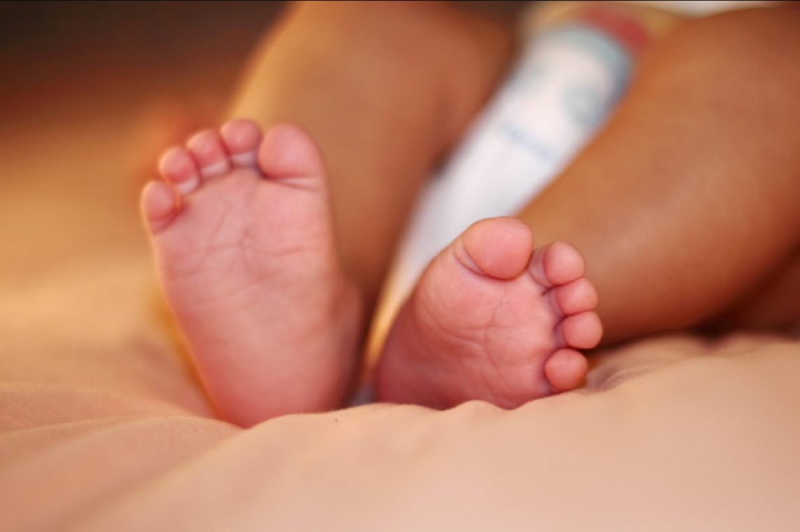Estaban en la morgue despidiendo a su bebé, despertó y los dejó en shock