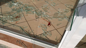 Ladrones destrozan la vidriera de un local dedicado a la venta de motos para robarse solo dos cascos