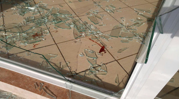 Buscan a “Wilson” por destrozar una vidriera para robar fiambres y gaseosas