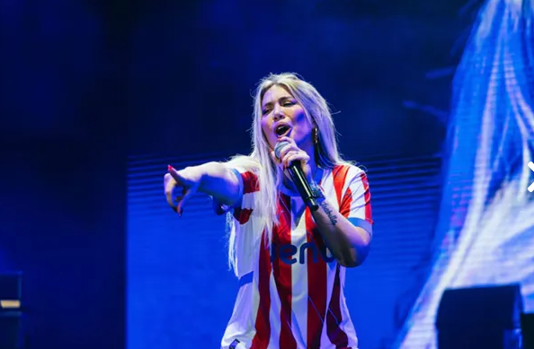 Wanda Nara cantó en Paraguay y le dedicó un ‘palito’ a Icardi: “Las mujeres somos fuertes”