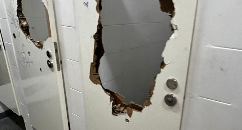 Vándalos destrozan y prenden fuego la puerta de un baño en el Parque Oeste