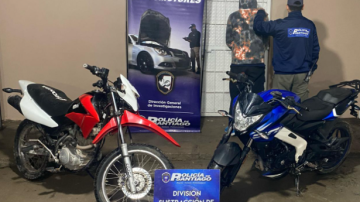 Policías simularon ser compradores, recuperaron dos motos y detuvieron a un hombre que las ofrecía