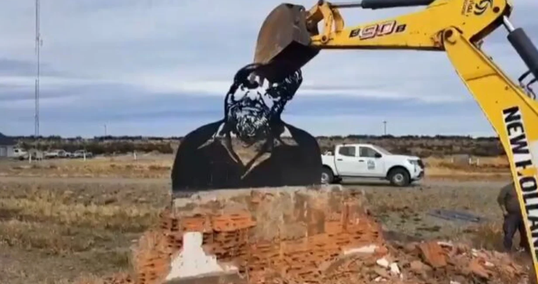 El intendente de Río Gallegos dijo que el Gobierno “metió la pata” al destruir el monumento de Osvaldo Bayer y anunció que volverá a levantarlo