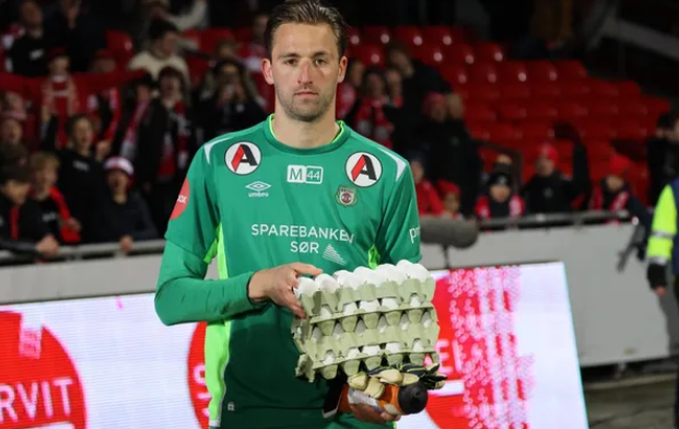 Insólito: fue el mejor jugador del partido y lo premiaron ¡con cuatro maples de huevos!