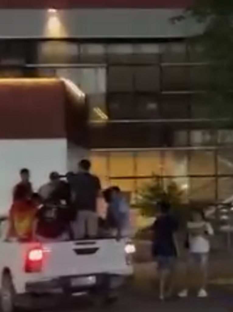 El chofer apartado llevó a jóvenes en la caja de la camioneta