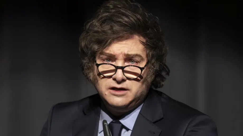 El ruido de las caretas al caer
