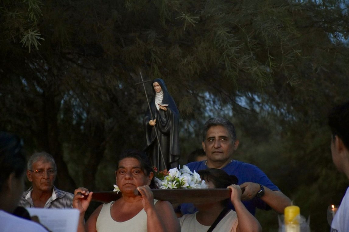 Una emotiva procesión de antorchas recorrió Villa Silípica, en honor a Mama Antula