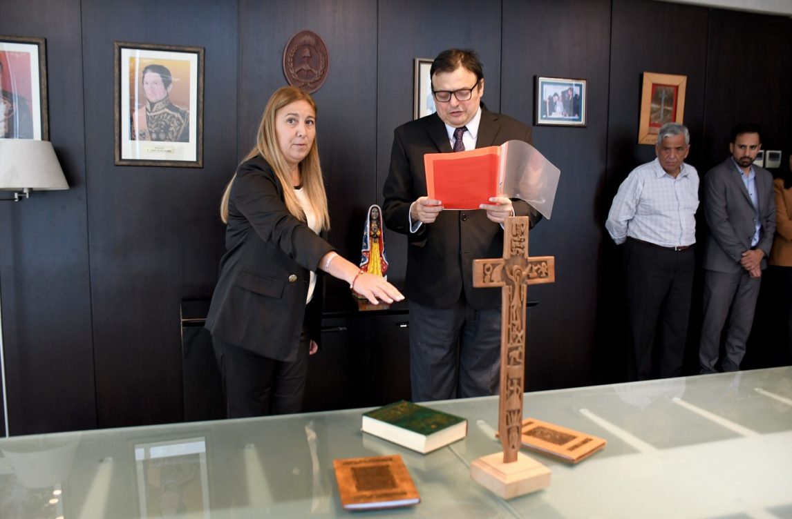 Atilio Chara tomó juramento a la nueva contadora general de la provincia