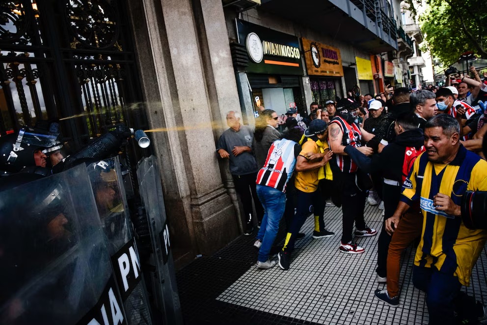 Violenta represión en la marcha de jubilados acompañados por hinchas