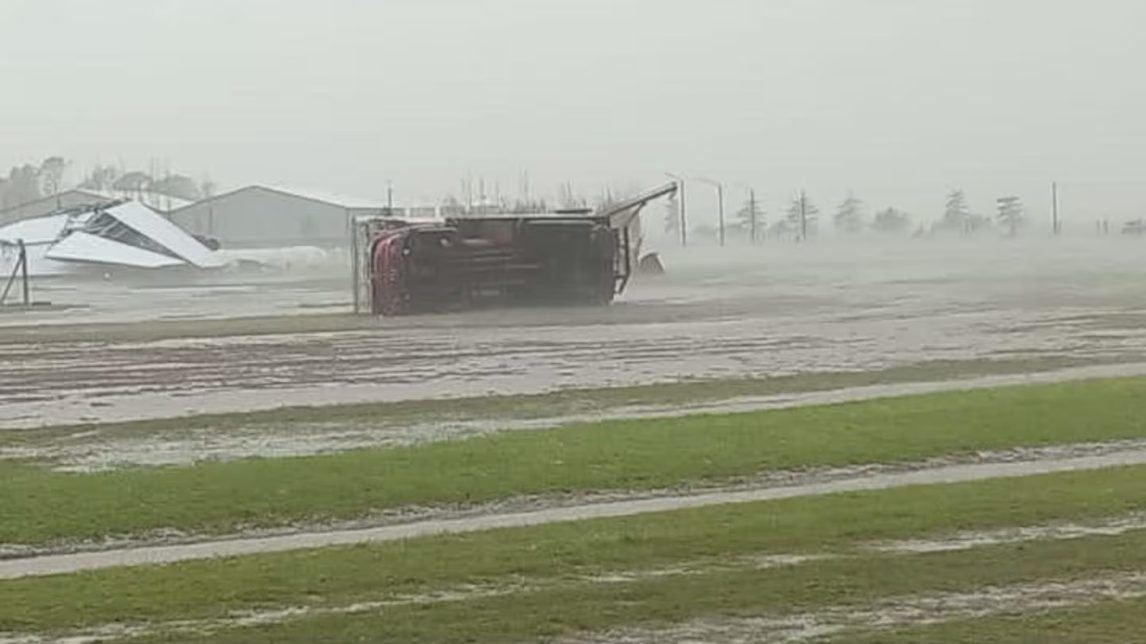 Temporal en el sur de Córdoba: El viento volcó un camión