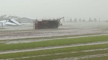 Temporal en el sur de Córdoba: El viento volcó un camión