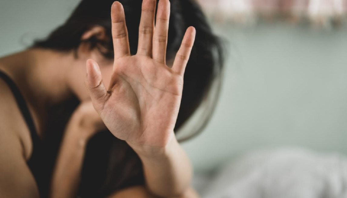 Sujeto aprovechó su relación con una sexagenaria para abusar de su hijastra