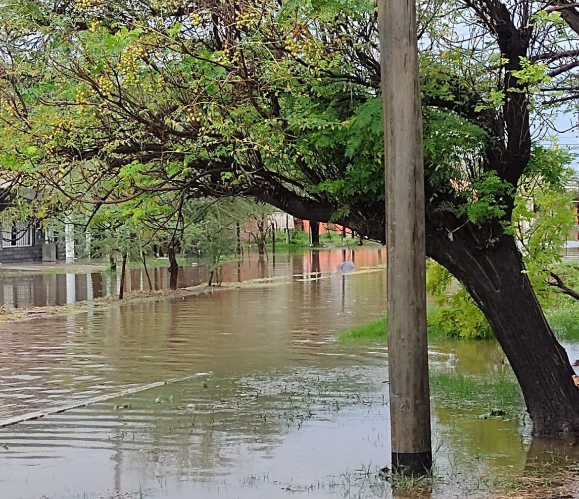 Añatuya: Llovió 120 milímetros en pocas horas y hay calles intransitables