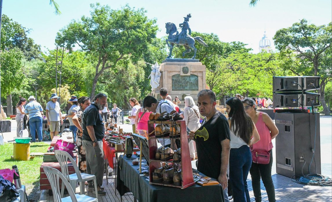 Artesanos celebraron su día con una feria en la Plaza Libertad