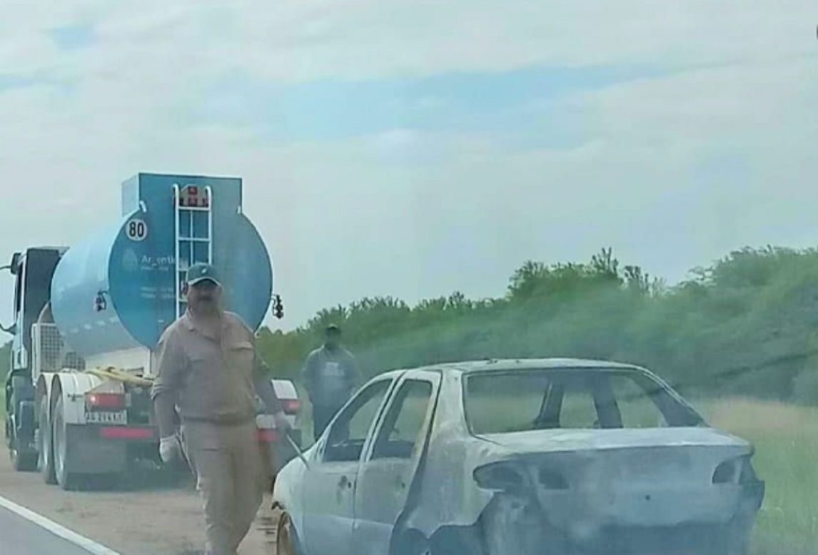 Ruta 34: Un auto en el que circulaban dos mujeres y tres menores se incendió