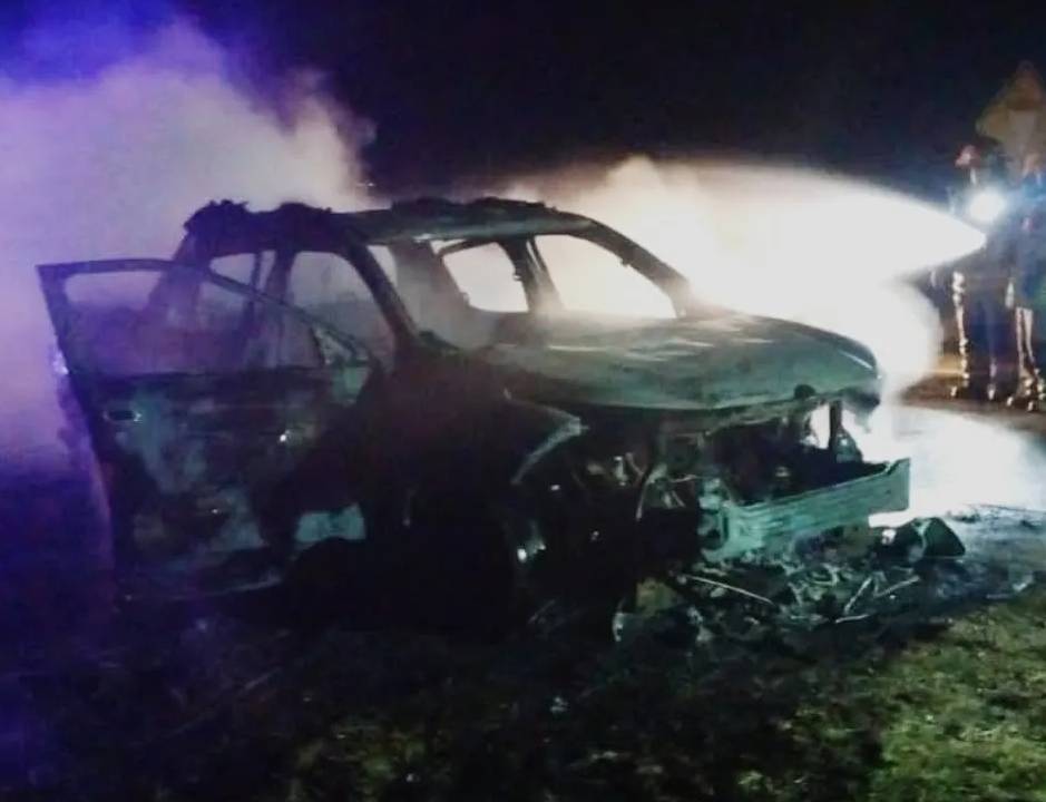 Voraz incendio de un auto en el que viajaban cuatro profesores quienes regresaban de clases