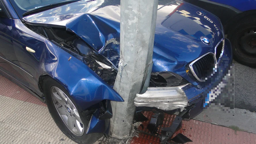 Joven a bordo de un BMW chocó contra un poste en avenida Belgrano casi Libertad