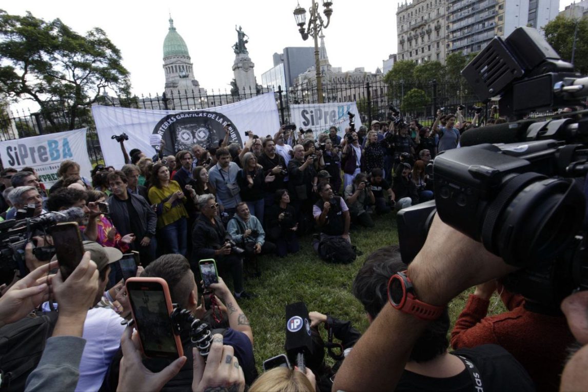 Con un “camarazo”, trabajadores de prensa repudiaron el ataque a Pablo Grillo