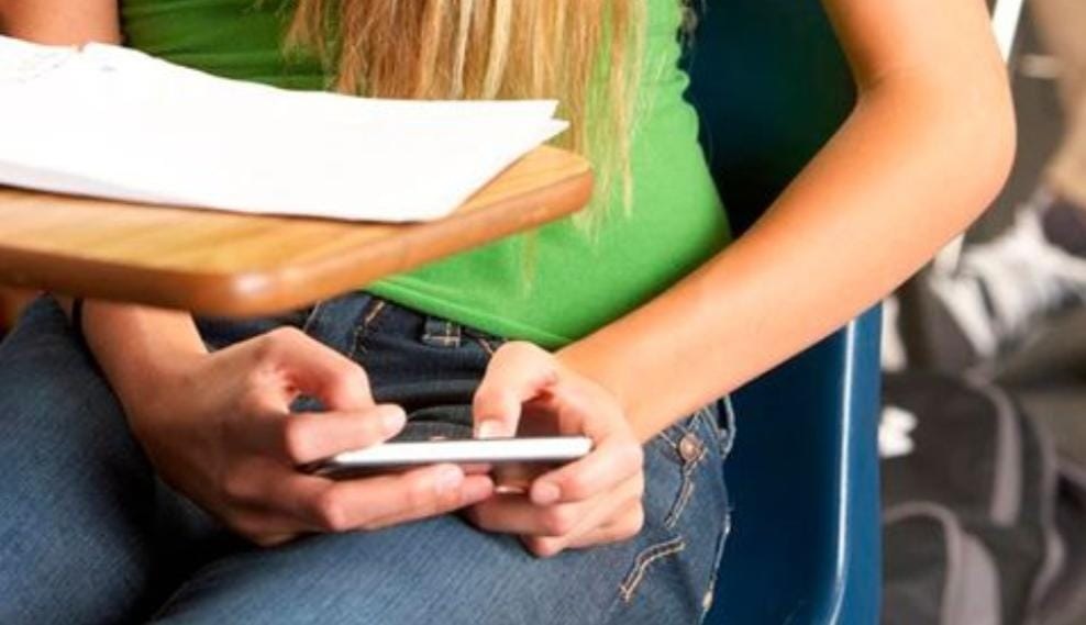 Alerta en las aulas: Argentina, el país con más estudiantes distraídos por el celular