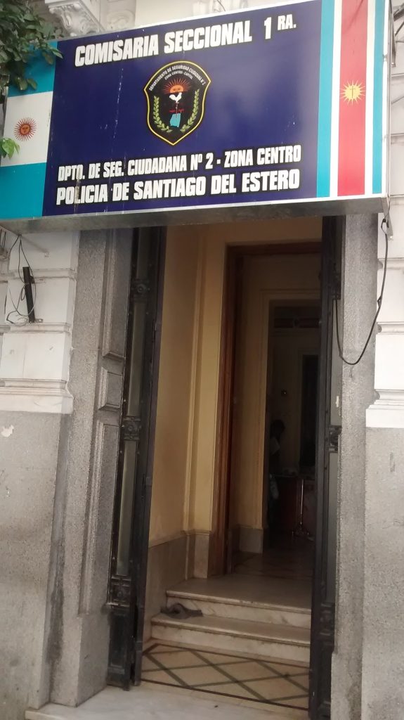 Una pareja le sustrajo a un niño un carrito con productos de pastelería