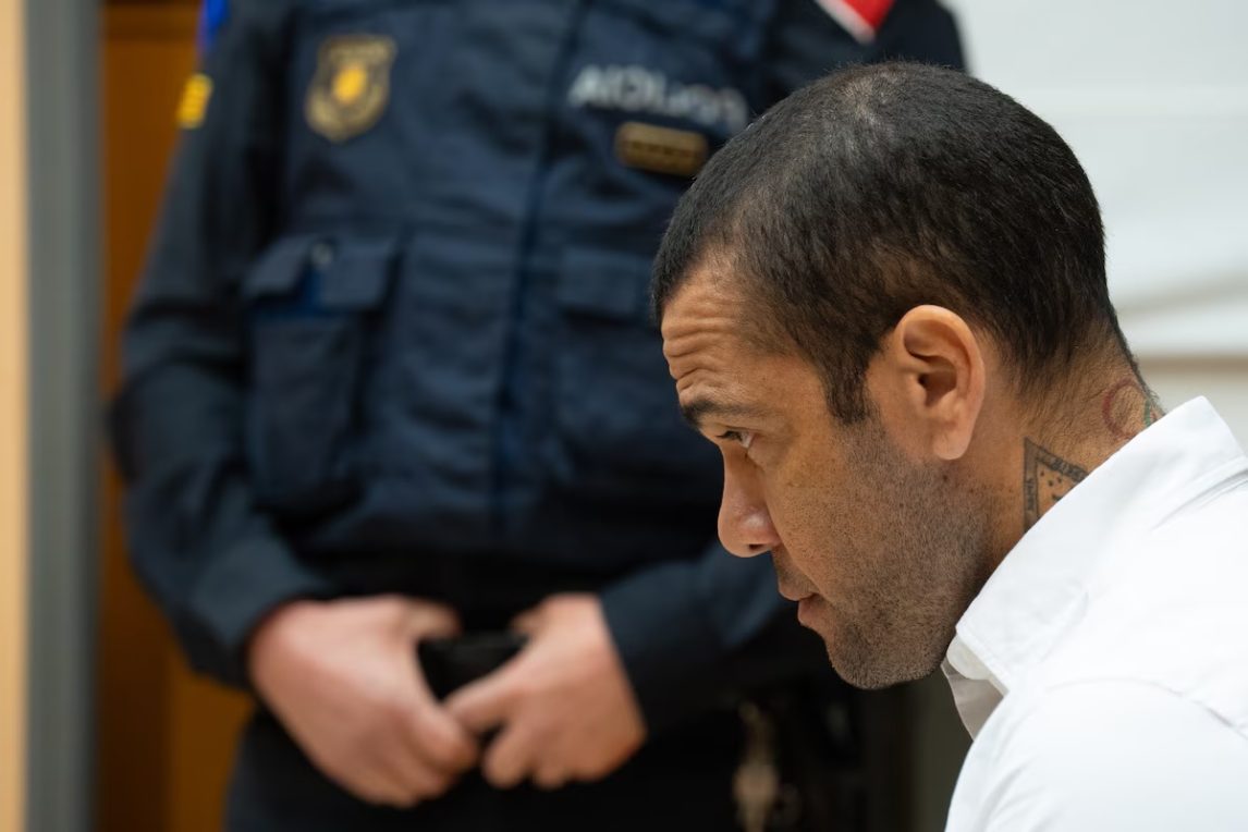 Anulan la condena de ex jugador del Barcelona, señalado como agresor sexual