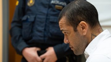 Anulan la condena de ex jugador del Barcelona, señalado como agresor sexual