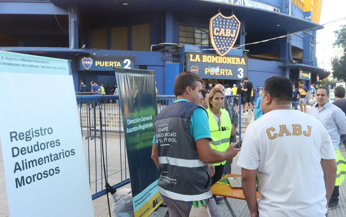 Nuevo filtro en los estadios: prohibido el ingreso a hinchas con deudas alimentarias