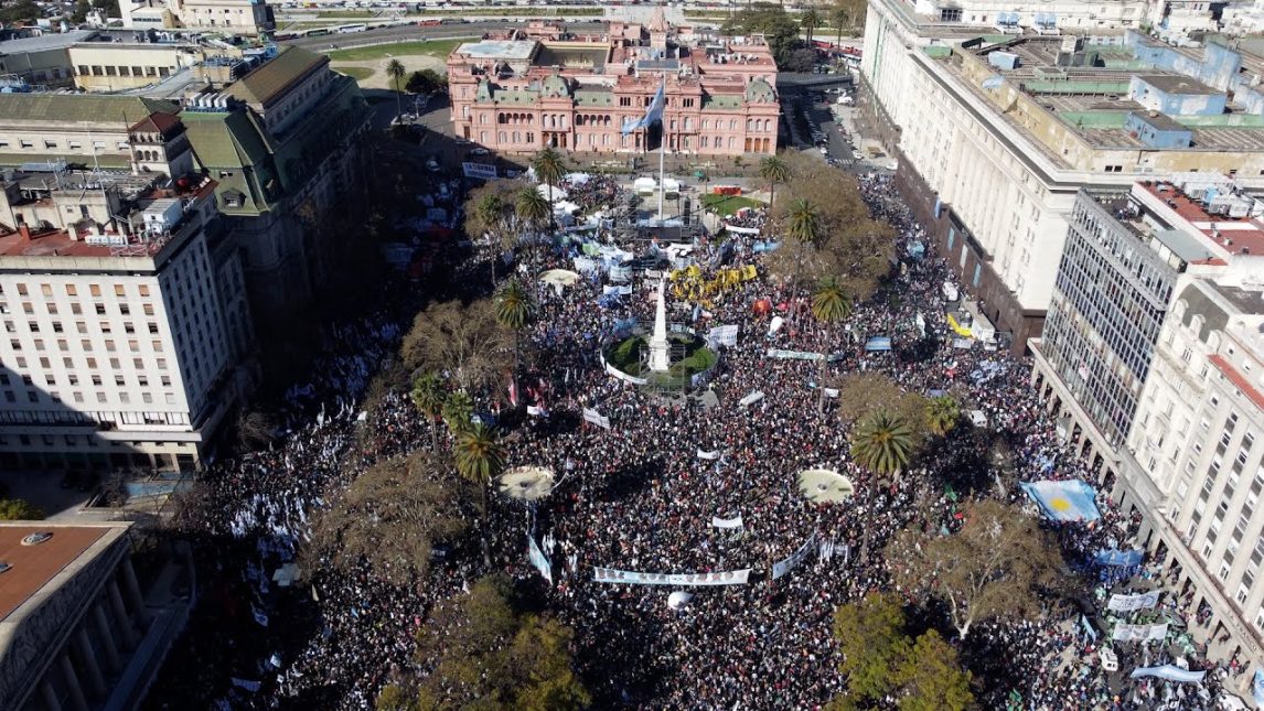 No más imágenes: El Gobierno prohibió usar drones en Plaza de Mayo y Olivos