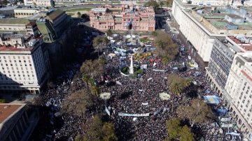 No más imágenes: El Gobierno prohibió usar drones en Plaza de Mayo y Olivos