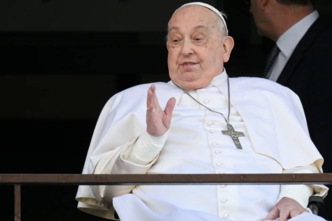El Papa Francisco muestra signos de mejoría, pero sigue sin respirar de forma autónoma