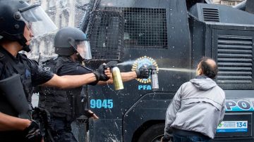 El gas pimienta que utilizó la policía para reprimir, cuesta lo mismo que una jubilación mínima