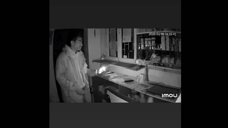 A cara descubierta, un delincuente entró a robar en un negocio y quedó grabado