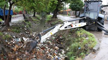 Retiran gran cantidad de residuos urbanos de desagües de las Avenidas Aguirre y del Trabajo