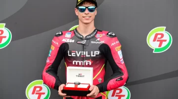 Matteo Bertelle arrasó y firmó un nuevo récord bajo la llovizna termense, Perrone terminó 9°