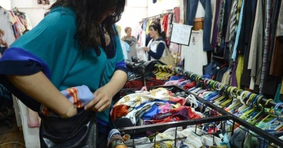 Intentó hurtar productos en un local céntrico, pero los empleados la descubrieron